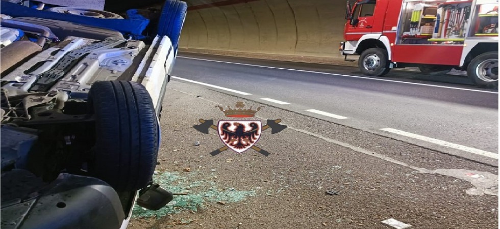 Incidente in galleria: l'auto si scontra con l'ambulanza e si ribalta